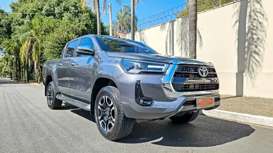 TOYOTA HILUX 2.8 D-4D TURBO DIESEL CD SRV 4X4 AUTOMÁTICO TOYOTA HILUX 2.8 D-4D TURBO DIESEL CD SRV 4X4 AUTOMÁTICO