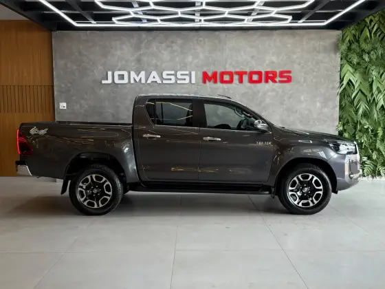 TOYOTA HILUX 2.8 D-4D TURBO DIESEL CD SRX LIMITED 4X4 AUTOMÁTICO
