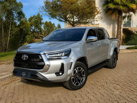 TOYOTA HILUX 2.8 D-4D TURBO DIESEL CD SRX PLUS 4X4 AUTOMÁTICO TOYOTA HILUX 2.8 D-4D TURBO DIESEL CD SRX PLUS 4X4 AUTOMÁTICO
