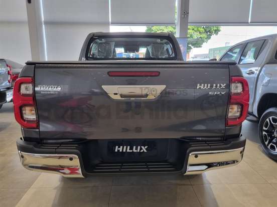 TOYOTA-HILUX-2.8 D-4D TURBO DIESEL CD SRX 4X4 AUTOMÁTICO TOYOTA-HILUX-2025