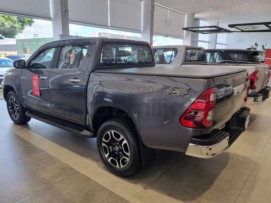 TOYOTA-HILUX-2.8 D-4D TURBO DIESEL CD SRX 4X4 AUTOMÁTICO TOYOTA-HILUX-2025