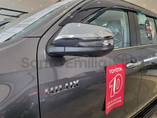 TOYOTA-HILUX-2.8 D-4D TURBO DIESEL CD SRX 4X4 AUTOMÁTICO TOYOTA-HILUX-2025