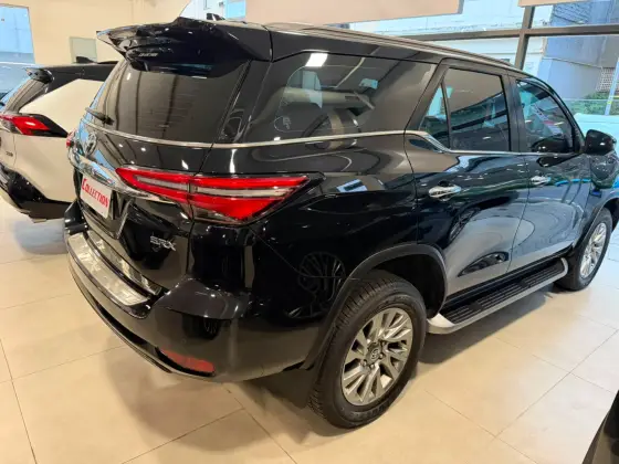 TOYOTA HILUX SW4 2.8 D-4D TURBO DIESEL SRX 7L 4X4 AUTOMÁTICO