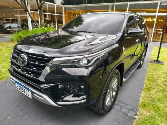 TOYOTA HILUX SW4 2.8 D-4D TURBO DIESEL SRX 7L 4X4 AUTOMÁTICO TOYOTA HILUX SW4 2.8 D-4D TURBO DIESEL SRX 7L 4X4 AUTOMÁTICO
