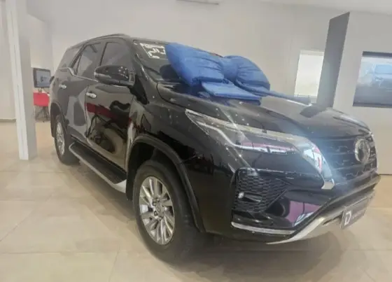 TOYOTA HILUX SW4 2.8 D-4D TURBO DIESEL SRX 7L 4X4 AUTOMÁTICO TOYOTA HILUX SW4 2.8 D-4D TURBO DIESEL SRX 7L 4X4 AUTOMÁTICO