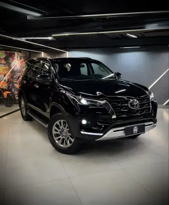 TOYOTA HILUX SW4 2.8 D-4D TURBO DIESEL SRX 7L 4X4 AUTOMÁTICO TOYOTA HILUX SW4 2.8 D-4D TURBO DIESEL SRX 7L 4X4 AUTOMÁTICO