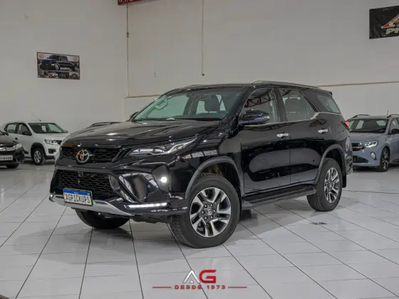 TOYOTA HILUX SW4 2.8 D-4D TURBO DIESEL SRX PLATINUM 7L 4X4 AUTOMÁTICO TOYOTA HILUX SW4 2.8 D-4D TURBO DIESEL SRX PLATINUM 7L 4X4 AUTOMÁTICO