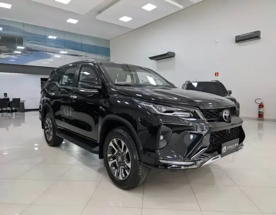 TOYOTA HILUX SW4 2.8 D-4D TURBO DIESEL SRX PLATINUM 7L 4X4 AUTOMÁTICO TOYOTA HILUX SW4 2.8 D-4D TURBO DIESEL SRX PLATINUM 7L 4X4 AUTOMÁTICO