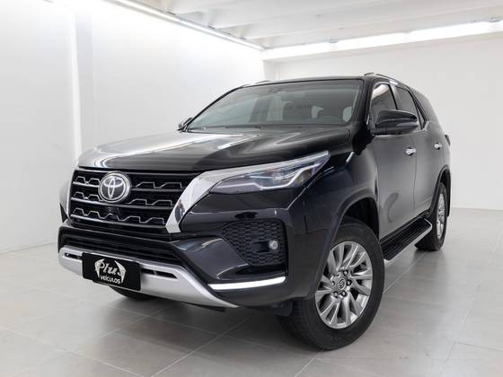 TOYOTA HILUX SW4 2.8 D-4D TURBO DIESEL SRX 4X4 AUTOMÁTICO