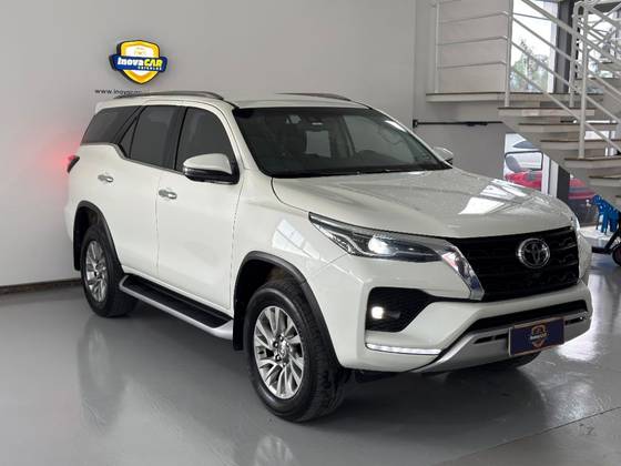 TOYOTA HILUX SW4 2.8 D-4D TURBO DIESEL SRX 4X4 AUTOMÁTICO