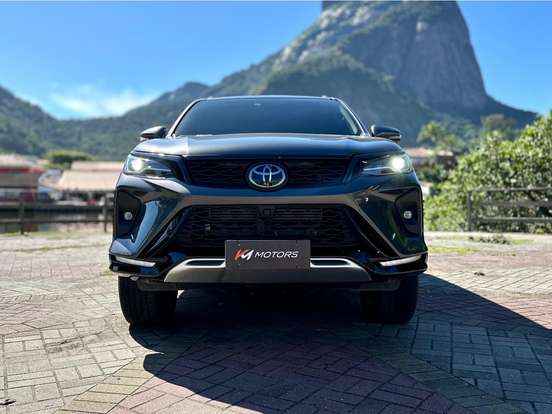 TOYOTA-HILUX SW4-2025
