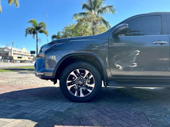 TOYOTA-HILUX SW4-2025