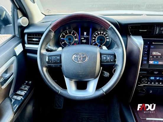 TOYOTA-HILUX SW4-2.8 SRX 4X4 7 LUGARES 16V TURBO INTERCOOLER DIESEL 4P AUTOMÁTICO TOYOTA-HILUX SW4-2017