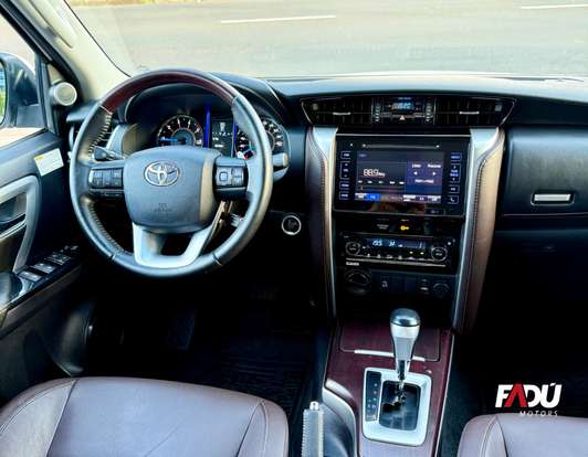 TOYOTA-HILUX SW4-2017