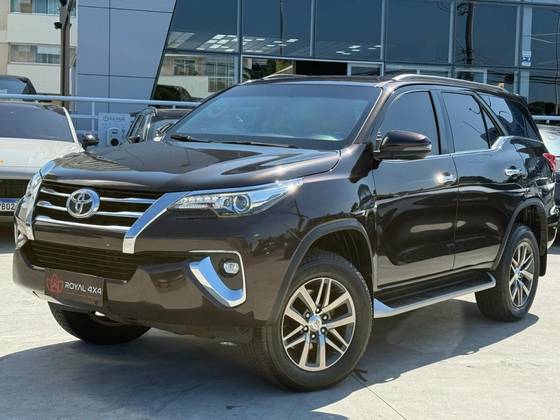 TOYOTA HILUX SW4 2.8 SRX 4X4 7 LUGARES 16V TURBO INTERCOOLER DIESEL 4P AUTOMÁTICO