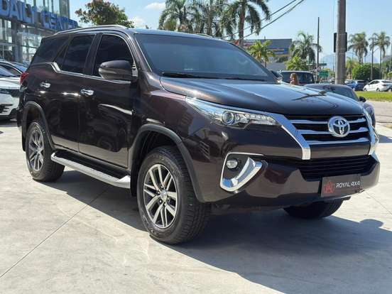 TOYOTA-HILUX SW4-2.8 SRX 4X4 7 LUGARES 16V TURBO INTERCOOLER DIESEL 4P AUTOMÁTICO TOYOTA-HILUX SW4-2019