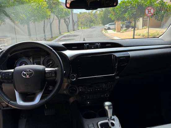 TOYOTA-HILUX-2.8 D-4D TURBO DIESEL CD SRV 4X4 AUTOMÁTICO TOYOTA-HILUX-2025