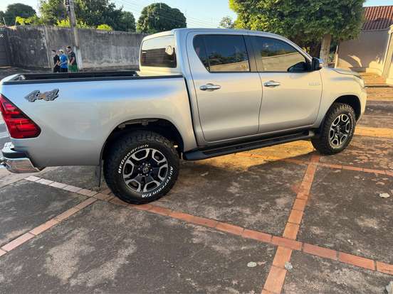 TOYOTA-HILUX-2.8 D-4D TURBO DIESEL CD SRV 4X4 AUTOMÁTICO TOYOTA-HILUX-2023