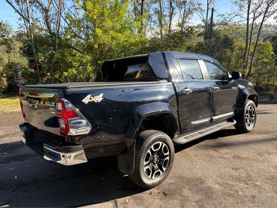 TOYOTA-HILUX-2.8 D-4D TURBO DIESEL CD SRX PLUS 4X4 AUTOMÁTICO TOYOTA-HILUX-2025