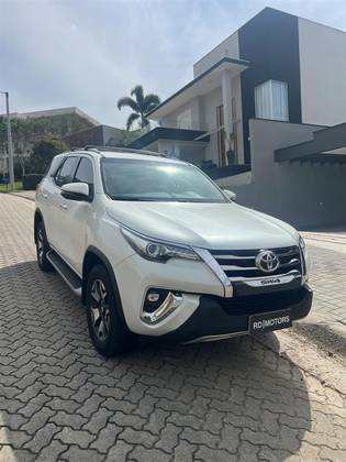 TOYOTA HILUX SW4 2.8 SRX DIAMOND 4X4 7 LUGARES 16V TURBO INTERCOOLER DIESEL 4P AUTOMÁTICO