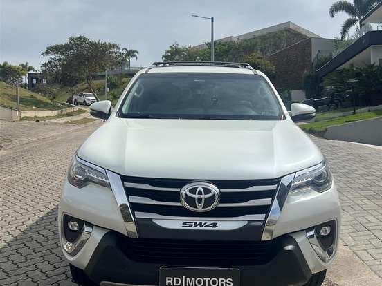 TOYOTA-HILUX SW4-2.8 SRX DIAMOND 4X4 7 LUGARES 16V TURBO INTERCOOLER DIESEL 4P AUTOMÁTICO TOYOTA-HILUX SW4-2019
