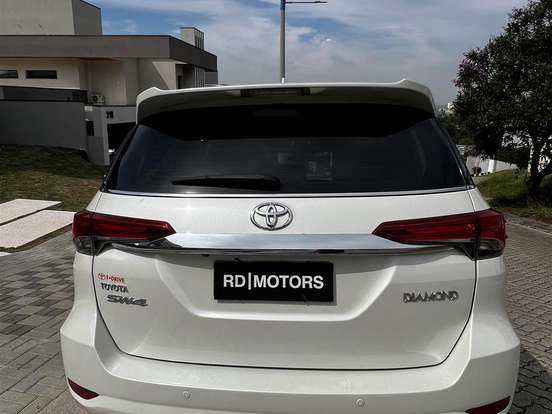 TOYOTA-HILUX SW4-2.8 SRX DIAMOND 4X4 7 LUGARES 16V TURBO INTERCOOLER DIESEL 4P AUTOMÁTICO TOYOTA-HILUX SW4-2019
