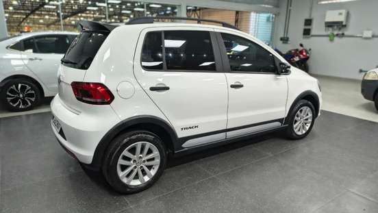 VOLKSWAGEN-FOX-2016