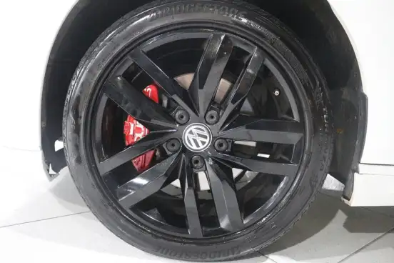 VOLKSWAGEN-GOLF-2013