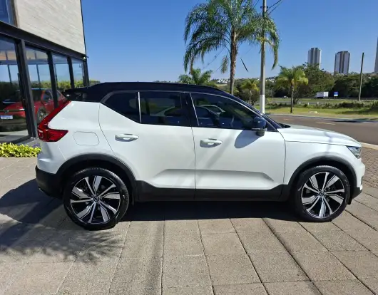 VOLVO-XC40-2021