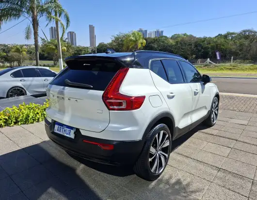 VOLVO-XC40-2021