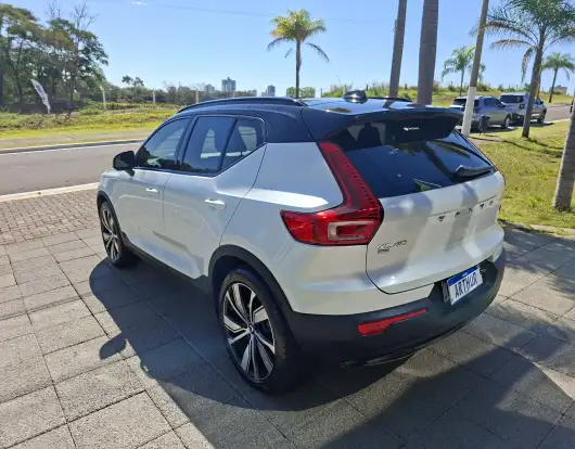 VOLVO-XC40-2021
