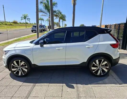 VOLVO-XC40-2021