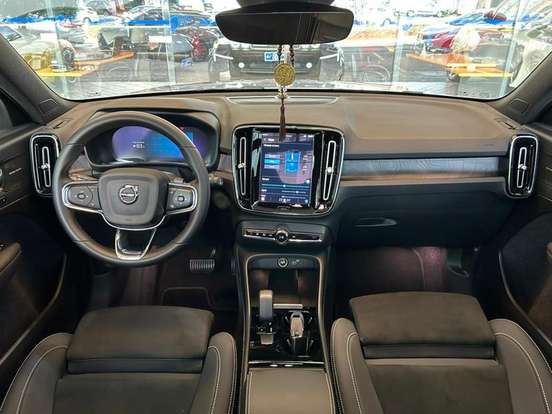 VOLVO-XC40-2023
