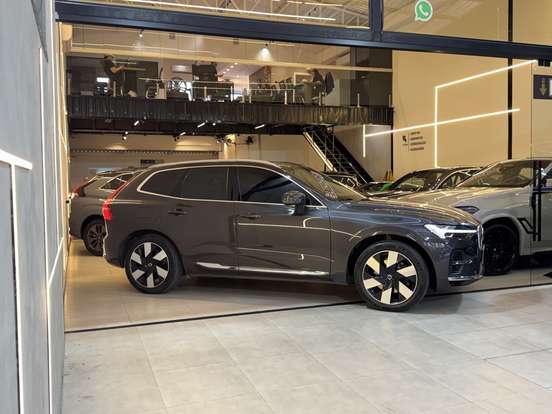 VOLVO-XC60-2023