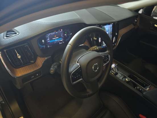 VOLVO-XC60-2023