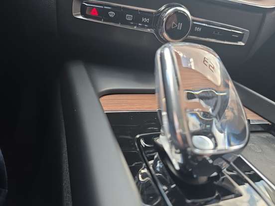 VOLVO-XC60-2023