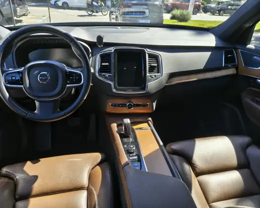 VOLVO-XC90-2021