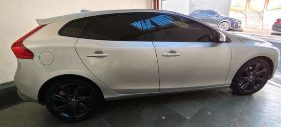 VOLVO-V40-2013