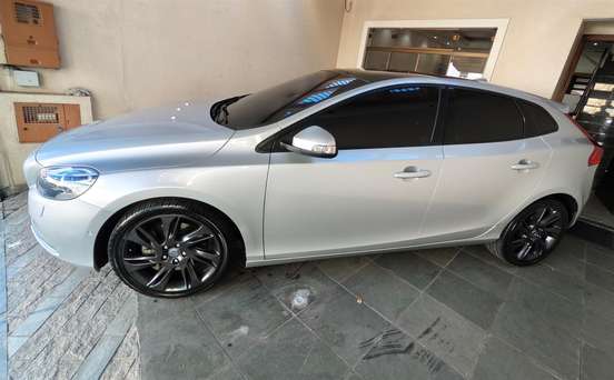 VOLVO-V40-2013