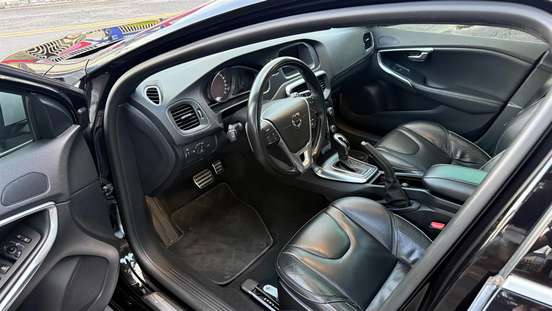 VOLVO-V40-2018