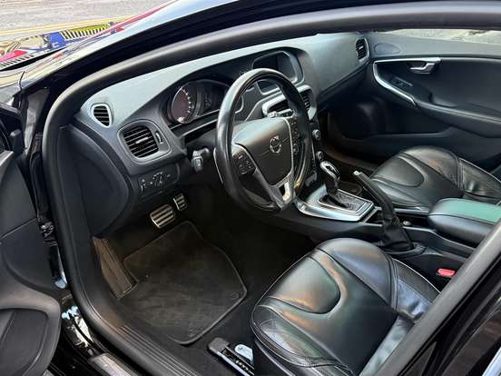 VOLVO-V40-2.0 T5 R-DESIGN GASOLINA 4P AUTOMÁTICO VOLVO-V40-2018