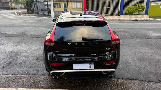 VOLVO-V40-2018