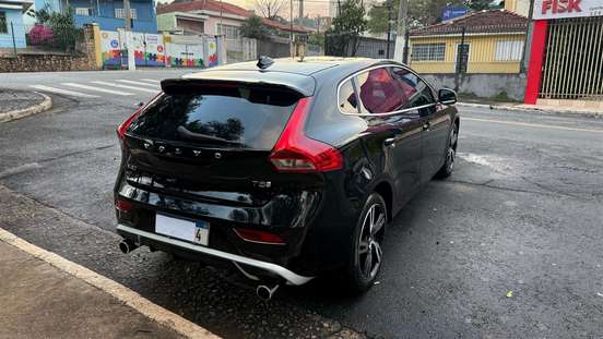 VOLVO-V40-2018