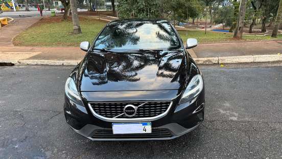 VOLVO-V40-2018