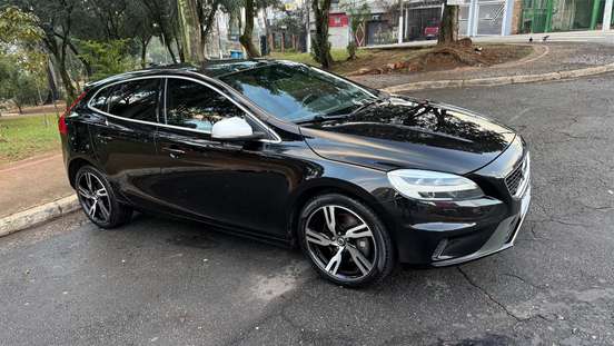 VOLVO-V40-2018