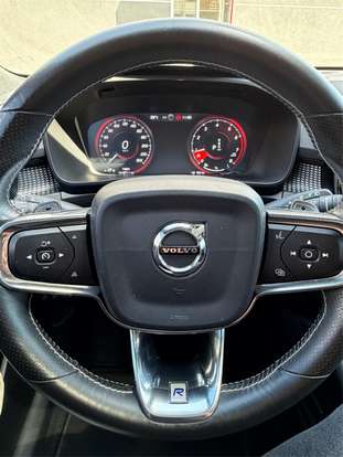 VOLVO-XC40-2018