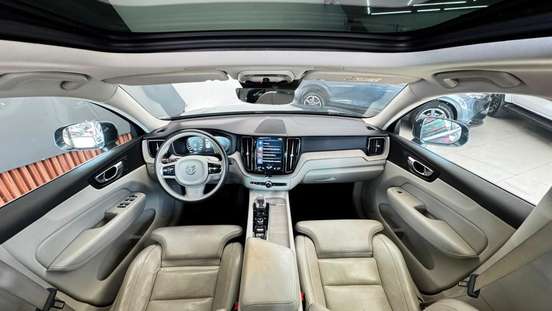 VOLVO-XC60-2020
