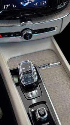 VOLVO-XC60-2020