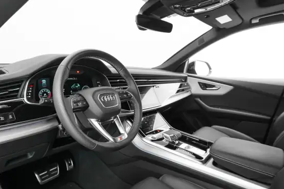 AUDI-Q8-2024
