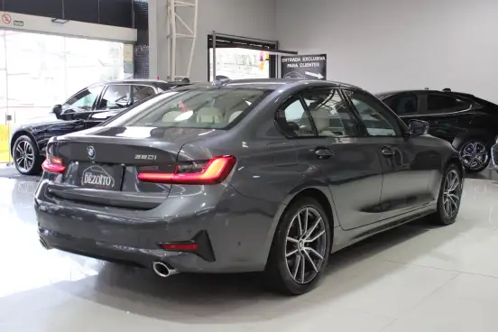 BMW-320i-2020